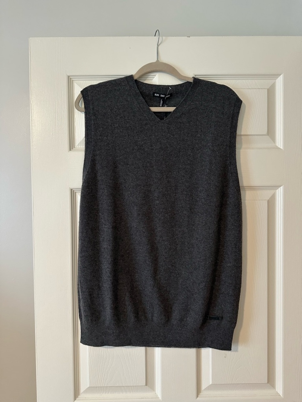NWT Sun Day Red Charcoal V-Neck 3D Tour Cashmere Vest